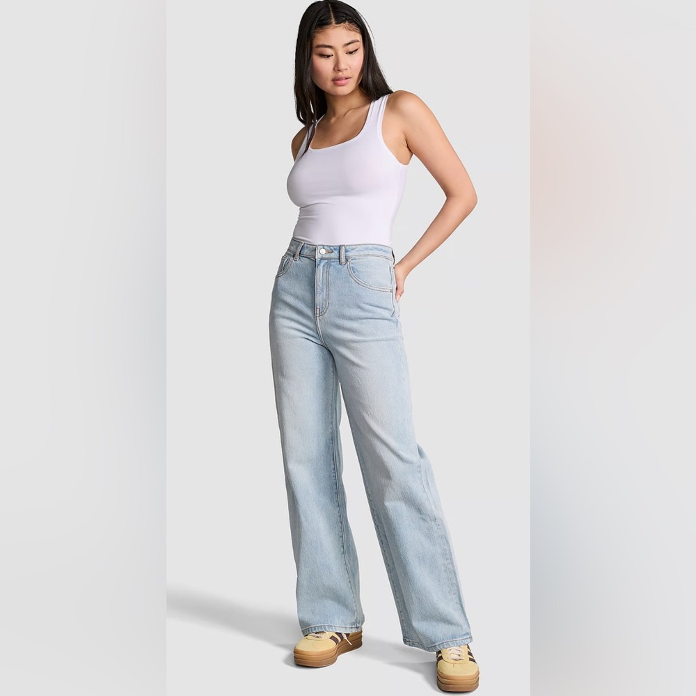 DENIM BY PINK Victoria’s Secret HIGH-RISE STRAIGHT JEANS Size 2/26 Light Wash